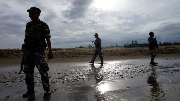 A Myanmar border guard police officers stand guard in Buthidaung, northern Rakhine state, Myanmar (File) - Sputnik Brasil