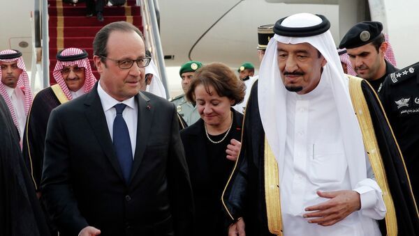 O presidente francês, François Hollande, à esquerda, é recebido pelo rei Salman da Arábia Saudita à sua chegada ao aeroporto de Riad, Arábia Saudita, na segunda-feira, 4 de maio, 2015. - Sputnik Brasil