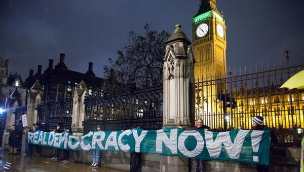 Ativistas do Occupy Democracy estendem faixa em frente ao Parlamento britânico - Sputnik Brasil