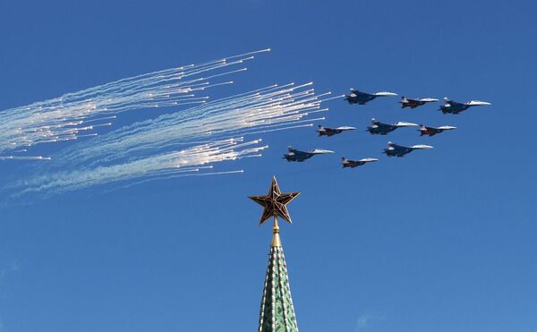 Caças Su-27 e MiG-29 ensaiam para a Parada da Vitória de 9 de maio, em Moscou - Sputnik Brasil