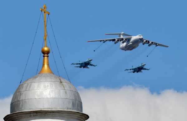 Aviões Il-78 e Su-34 ensaiam para a Parada da Vitória de 9 de maio, em Moscou - Sputnik Brasil