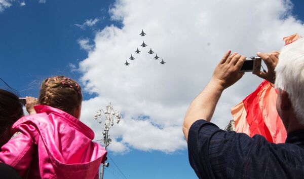 Público acompanha o ensaio dos aviões Su-30SM e Su-35S para a Parada da Vitória de 9 de maio, em Moscou - Sputnik Brasil