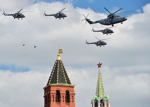 Helicópteros Mi-26 e Mi-8 ensaiam para a Parada da Vitória de 9 de maio, em Moscou - Sputnik Brasil