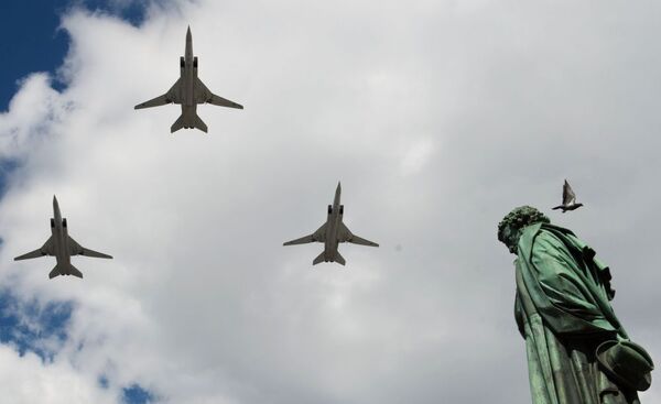 Aviões Tu-22m3 ensaiam para a Parada da Vitória de 9 de maio, em Moscou - Sputnik Brasil