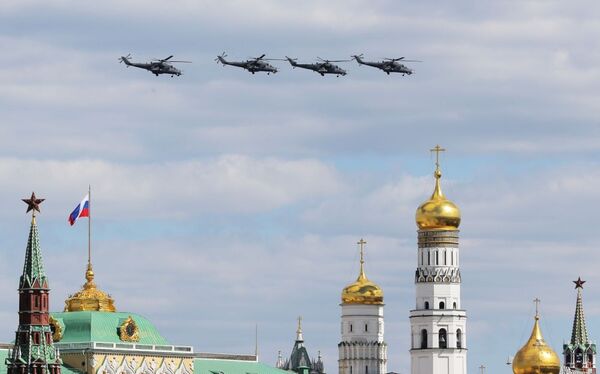 Helicópteros Mi-35 ensaiam para a Parada da Vitória de 9 de maio, em Moscou - Sputnik Brasil