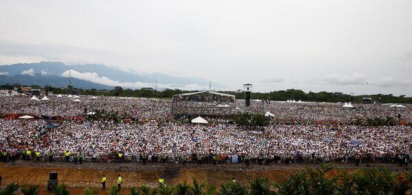 Multidão acompanha missa de Francisco em Villavicêncio. A cidade foi um dos locais mais atingidos pelo confronto com as FARC. - Sputnik Brasil
