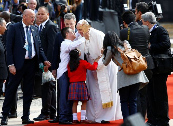 Algumas crianças quebraram o protocolo e correram para abraçar o líder da Igreja Católica. - Sputnik Brasil