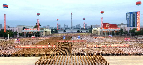 A parte principal da festa foi a parada militar na praça central de Pyongyang - Sputnik Brasil