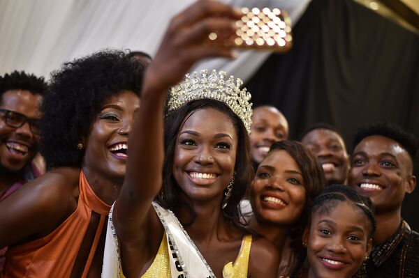 Vencedora do concurso de beleza Miss Haiti, Cassandra Chery, tira fotos com seus fãs - Sputnik Brasil