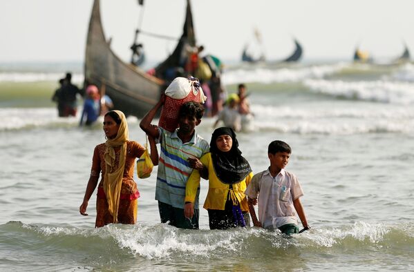 Refugiados Rohingya depois de cruzarem a fronteira entre o Bangladesh e Mianmar - Sputnik Brasil