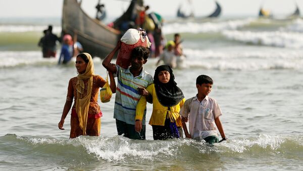Refugiados Rohingya depois de cruzarem a fronteira entre o Bangladesh e Mianmar - Sputnik Brasil