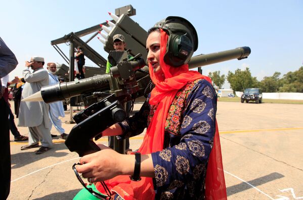 Mulher na base aérea de Nur Khan participa dos festejos por ocasião do Dia da Defesa, Islamabad, Paquistão - Sputnik Brasil