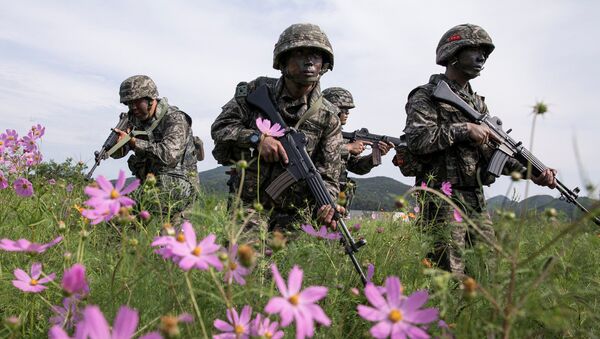 Fuzileiros navais sul-coreanos durante manobras conjuntas dos EUA e Coreia do Sul - Sputnik Brasil