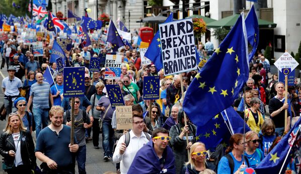 Manifestantes contrários ao Brexit foram às ruas de Londres. - Sputnik Brasil