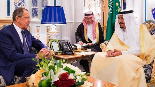 King Salman bin Abdulaziz Al Saud of Saudi Arabia (R) greets Russian Foreign Minister Sergei Lavrov in Jeddah, Saudi Arabia September 10, 2017 in this Saudi Press Agency handout - Sputnik Brasil
