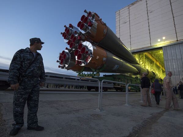 O foguete Soyuz é lançado de trem para a plataforma de lançamento no Cosmódromo de Baikonur, no Cazaquistão, no domingo, 10 de setembro de 2017 - Sputnik Brasil