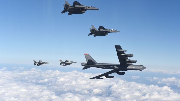 Bombardeiro norte-americano B-52 Stratofortress (abaixo) com caças sul-coreanos F-15K e caças norte-americanos F-16 (acima) sobrevoando a Coreia do Sul em proximidades da Coreia do Norte - Sputnik Brasil