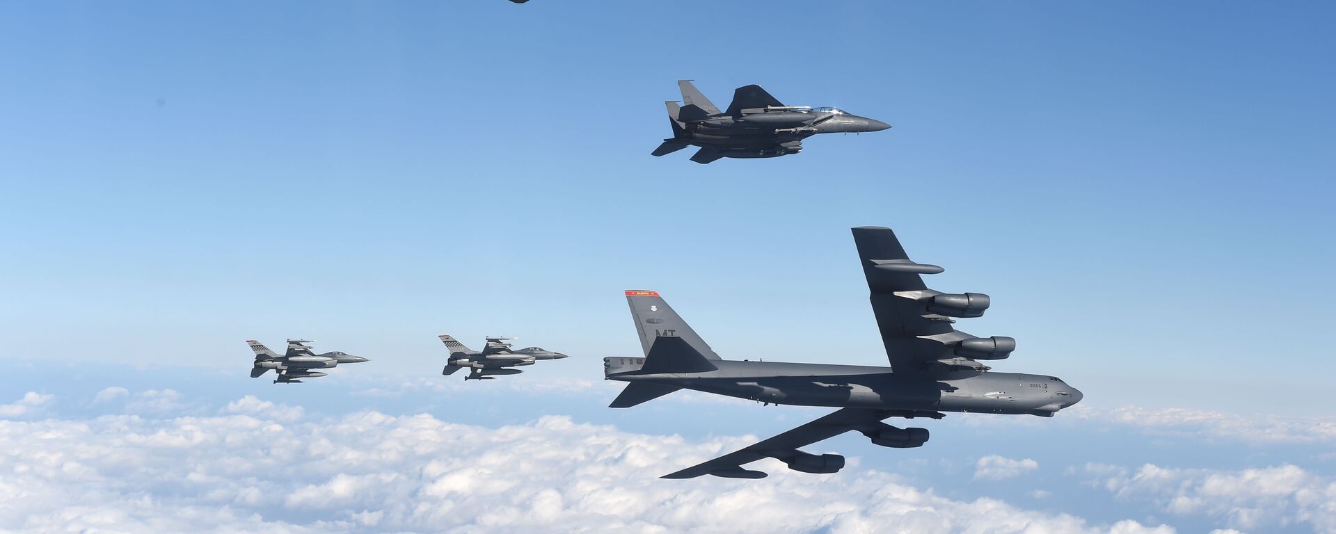 Bombardeiro norte-americano B-52 Stratofortress (abaixo) com caças sul-coreanos F-15K e caças norte-americanos F-16 (acima) sobrevoando a Coreia do Sul em proximidades da Coreia do Norte - Sputnik Brasil, 1920, 04.03.2023
