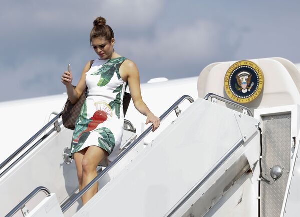 Hope Hicks chegando ao aeroporto municipal da Força Aérea dos EUA em Morristown, a caminho do Clube Nacional de Golfe Trump em Bedminster, Nova Jersey, em 30 de junho de 2017 - Sputnik Brasil