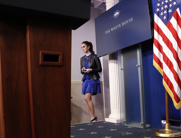 Hope Hicks indo em direção ao seu assento antes do briefing diário na Casa Branca, Washington - Sputnik Brasil