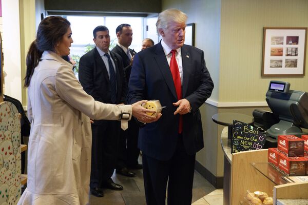 Hope Hicks entregando uma caixa de biscoitos para Donald trump durante um evento no âmbito da campanha eleitoral de Trump, em 10 de outubro de 2016 - Sputnik Brasil