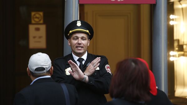 Guarda impede a entrada de visitantes em frente ao shopping GUM, em Moscou - Sputnik Brasil