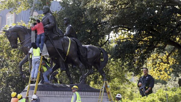 Trabalhadores preparam a remoção da estátua de Robert E. Lee. - Sputnik Brasil