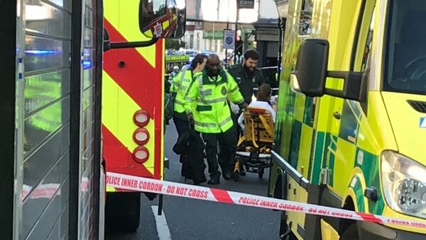 Agentes do serviço de emergência de Londres resgatam vítimas de explosão em estação de metrô - Sputnik Brasil