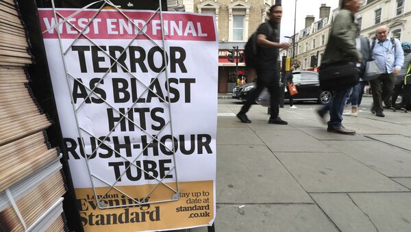 A London evening newspaper stand displays their headline outside Paddington tube station in London, after a terrorist incident was declared at Parsons Green subway station Friday, Sept. 15, 2017. - Sputnik Brasil