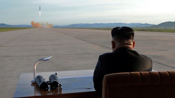 Lider norte-coreano observa o lançamento do míssil Hwasong-12, 15 de setembro, 2017 - Sputnik Brasil
