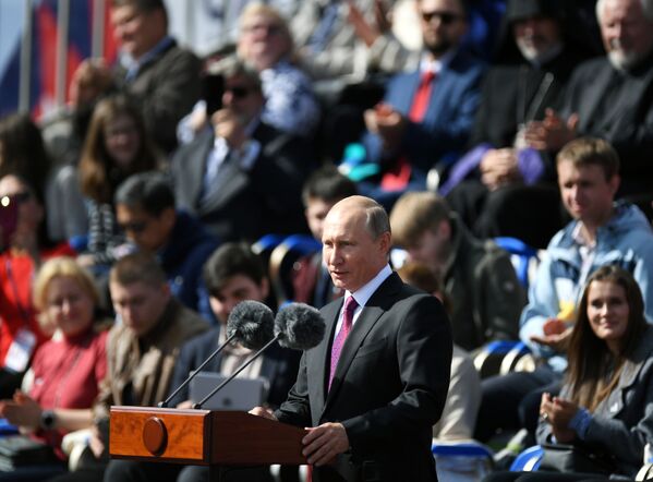 O presidente russo, Vladimir Putin, discursa durante a cerimônia de abertura do Dia da Cidade em Moscou, na Praça Vermelha, em 9 de setembro de 2017 - Sputnik Brasil