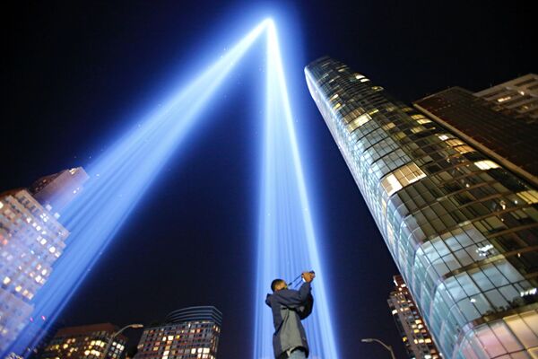 Homem tira fotos da iluminação Tributo em Luz (“Tribute in Light”) em memória dos atentados de 9/11, em Nova York - Sputnik Brasil