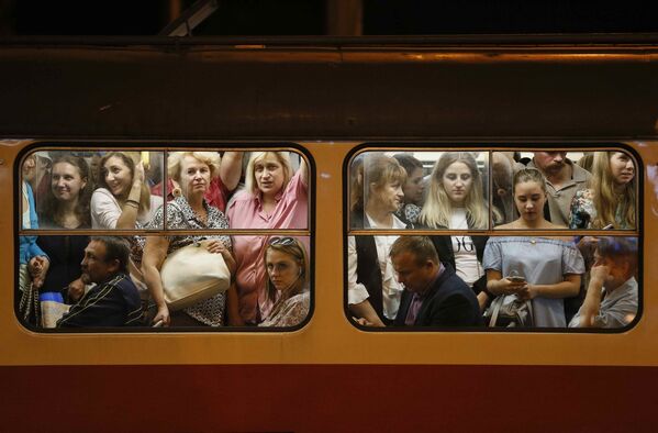 Passageiros dentro de um bonde em Kiev, na Ucrânia - Sputnik Brasil