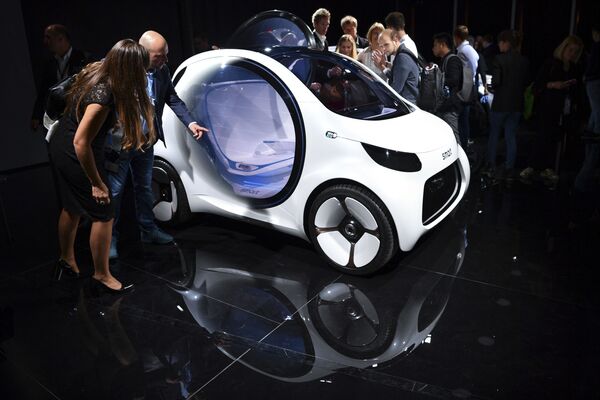Visitantes examinam o carro Smart 'Vision EQ’ no primeiro dia de apresentação à imprensa no Show de Automóveis Internacional IAA em Frankfurt, na Alemanha - Sputnik Brasil