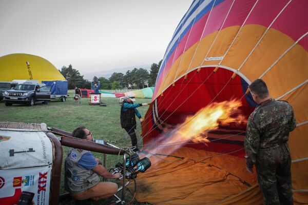 Preparativos antes do lançamento de um balão de ar num festival na região de Stavropol - Sputnik Brasil