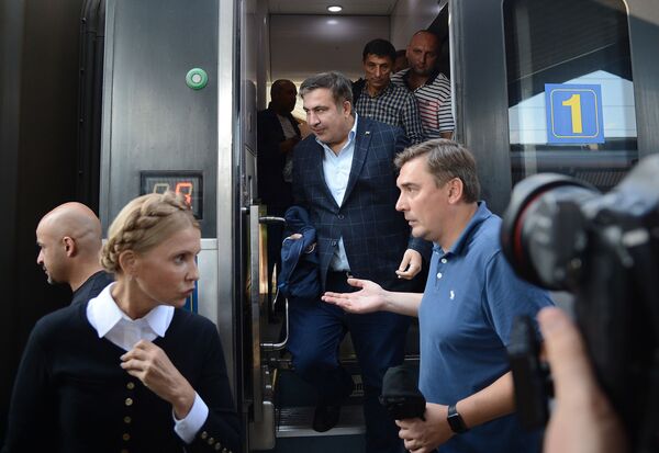 Ex-presidente georgiano e ex-governador da região de Odessa, Mikhail Saakashvili, sai de um trem na estação ferroviária polonesa de Przemysl, acompanhado pela política ucraniana Yulia Timoshenko - Sputnik Brasil