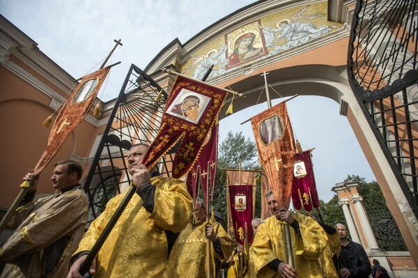 Cristãos ortodoxos durante uma procissão religiosa em São Petersburgo - Sputnik Brasil
