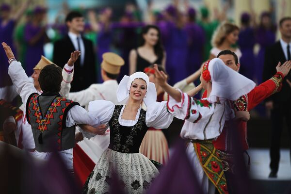 Artistas se apresentam durante a cerimônia de abertura do Dia da Cidade de Moscou, na Praça Vermelha - Sputnik Brasil
