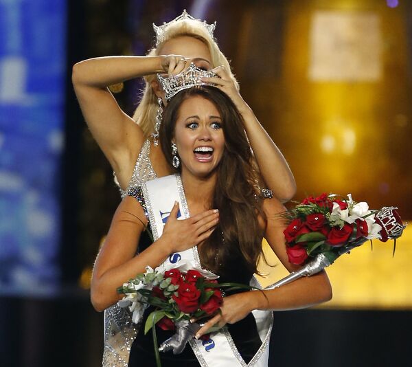 Miss Dakota do Norte, Cara Mund, reage à sua vitória no concurso de beleza Miss America 2018, na cidade de Atlantic City, nos EUA - Sputnik Brasil