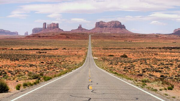 Estrada perto da Área 51, deserto de Nevada - Sputnik Brasil