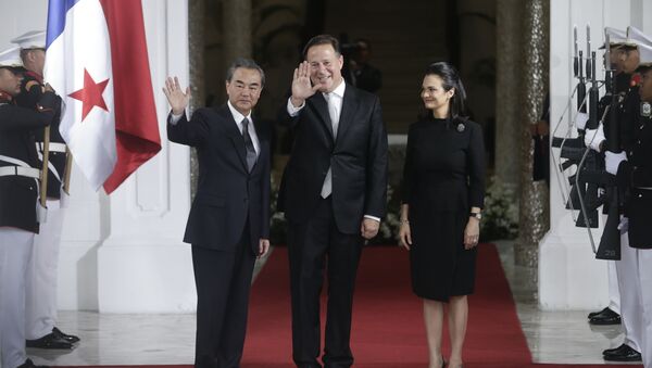 Da esquerda para a direita: o chanceler chinês, Wang Yi, o presidente do Panamá, Juan Carlos Varela, e chanceler panamenha, Isabel de Saint Malo - Sputnik Brasil