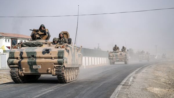 Tanques do exército turco vão ao longo da fronteira síria em Karkamis, Turquia - Sputnik Brasil