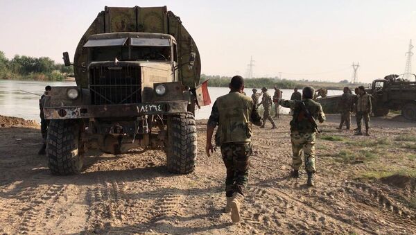 Militares sírios se preparando para cruzar o rio Eufrates na zona de Deir ez-Zor - Sputnik Brasil