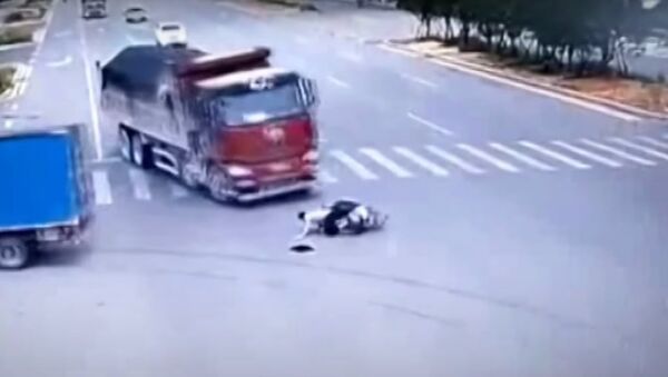 Scooter driver narrowly escapes death after running a red ligh - Sputnik Brasil