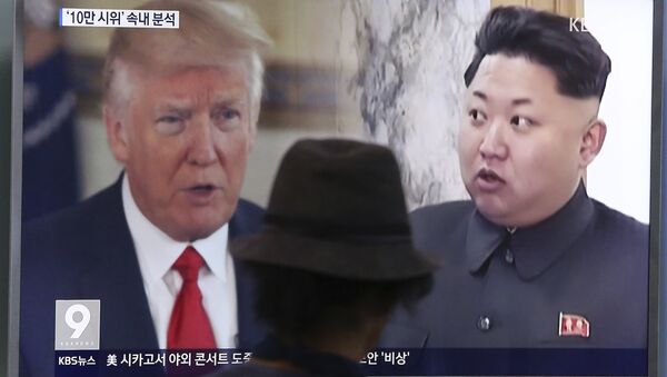 Homem assiste à transmissão de notícias que mostra o presidente norte-americano Donald Trump e líder norte-coreano Kim Jong-un - Sputnik Brasil
