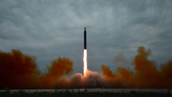 O lançamento de míssil de médio alcance durante os exercícios na photo publicada pela Agência noticiosa norte-coreana em Pyongyang em 30 de agosto de 2017 - Sputnik Brasil