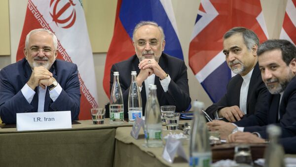 Delegação iraniana, com chanceler Mohammad Javad Zarif (esquerda) e chefe da Agência nuclear iraniana Ali Akbar Salehi (centro), nas negociações de 31 de março de 2015 na Suíça - Sputnik Brasil