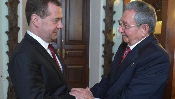Primeiro-ministro da Rússia Dmitry Medvedev recebe a visita do líder cubano Raúl Castro - Sputnik Brasil