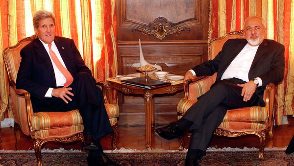 John Kerry, secretário de Estado americano, e Javad Zarif, ministro de Relações Exteriores do Irã, em 27 de abril de 2015, em Nova York - Sputnik Brasil