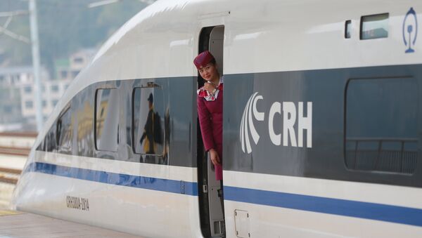 Uma mulher do pessoal olha do comboio de alta velocidade que liga Shanghai e Kunming, China, 28 de dezembro de 2016 - Sputnik Brasil